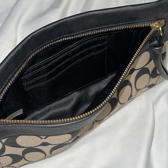 COACH wristlet - Picture 4 of 8